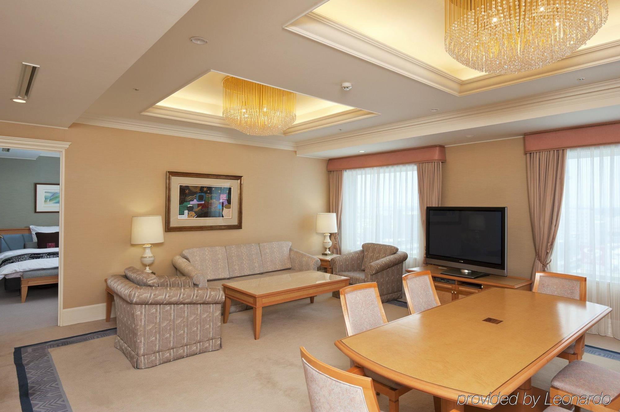 千岁ana皇冠假日酒店 客房 照片 A living room in a suite at the hotel